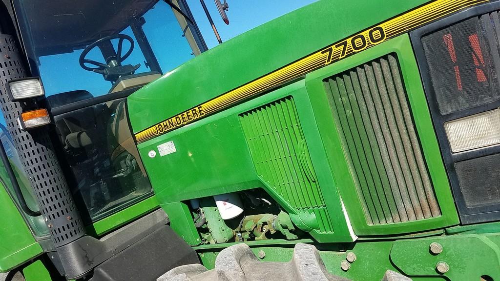John Deere 7700 Cab Tractor