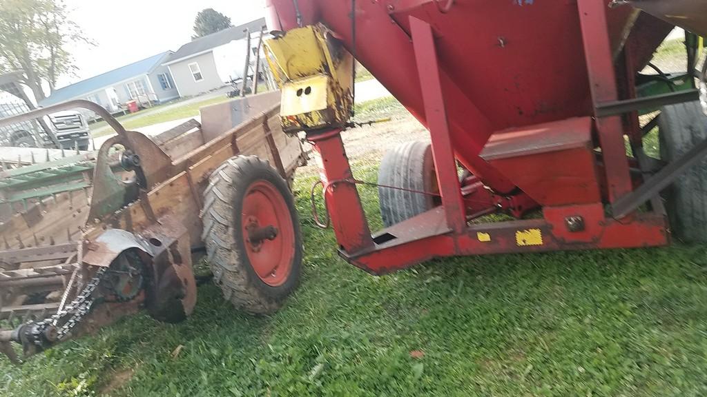 New Holland 355 Grinder Mixer