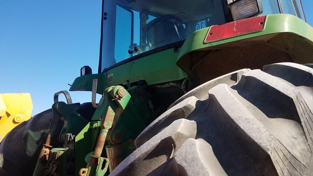 John Deere 7700 Cab Tractor