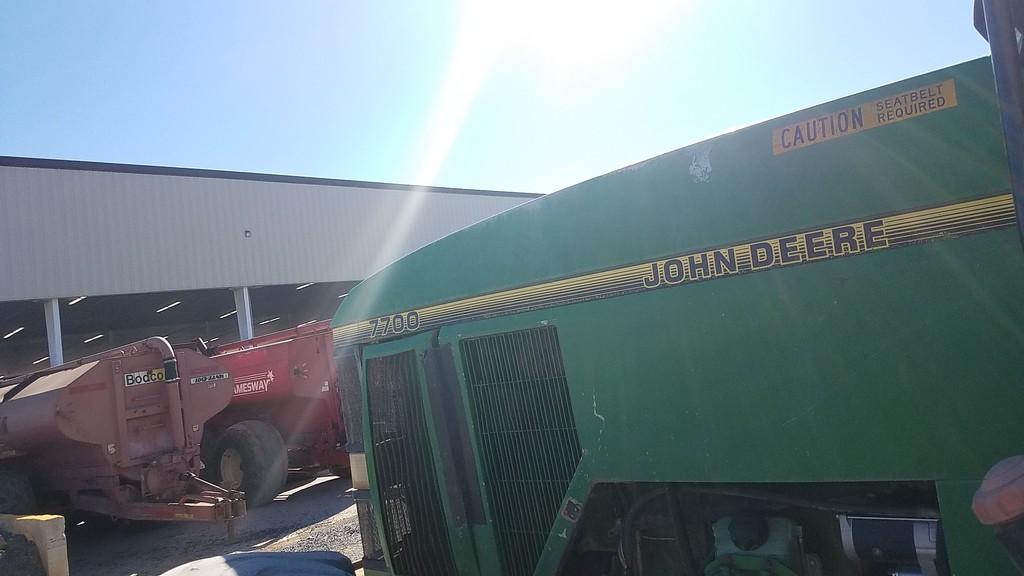 John Deere 7700 Cab Tractor