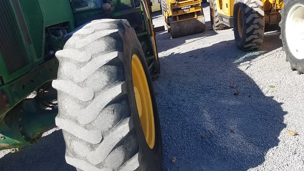 John Deere 7700 Cab Tractor