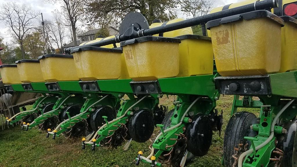 John Deere 7200 Corn Planter