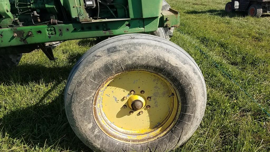 John Deere 4240 Cab Tractor