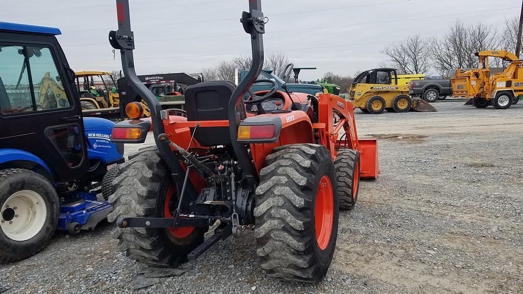 Kubota L3301 Compact Loader Tractor 'Ride & Drive'
