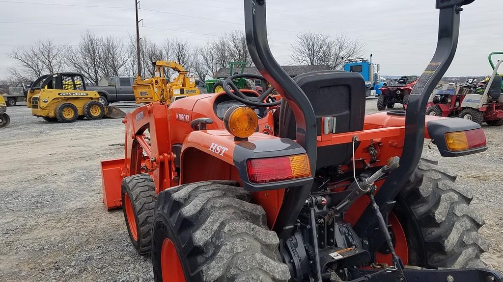 Kubota L3301 Compact Loader Tractor 'Ride & Drive'