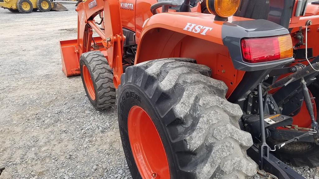 Kubota L3301 Compact Loader Tractor 'Ride & Drive'
