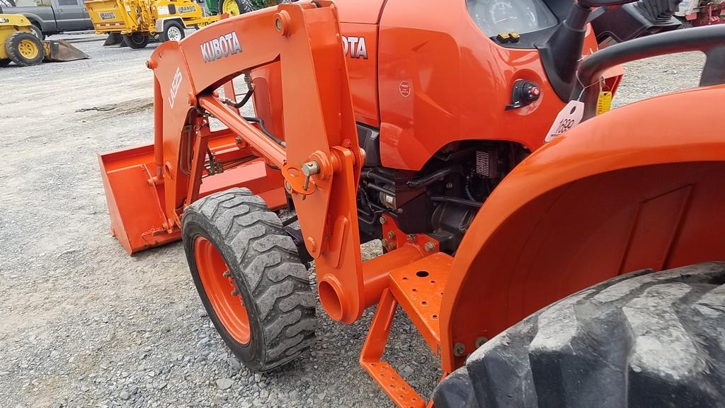 Kubota L3301 Compact Loader Tractor 'Ride & Drive'