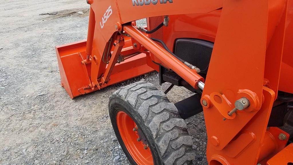 Kubota L3301 Compact Loader Tractor 'Ride & Drive'