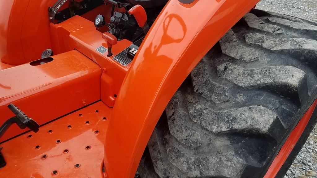 Kubota L3301 Compact Loader Tractor 'Ride & Drive'