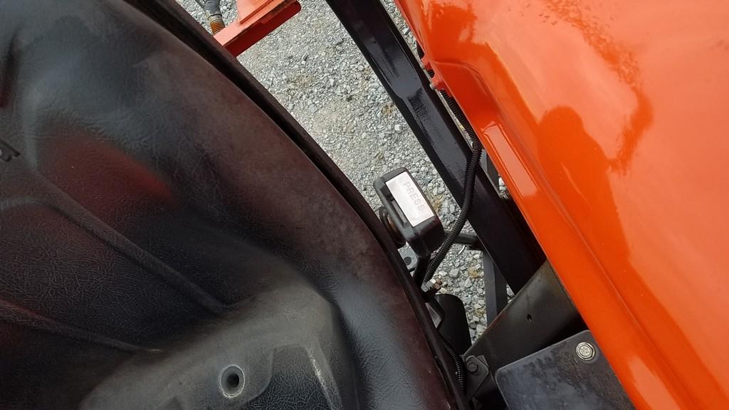 Kubota L3301 Compact Loader Tractor 'Ride & Drive'