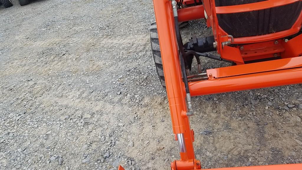Kubota L3301 Compact Loader Tractor 'Ride & Drive'