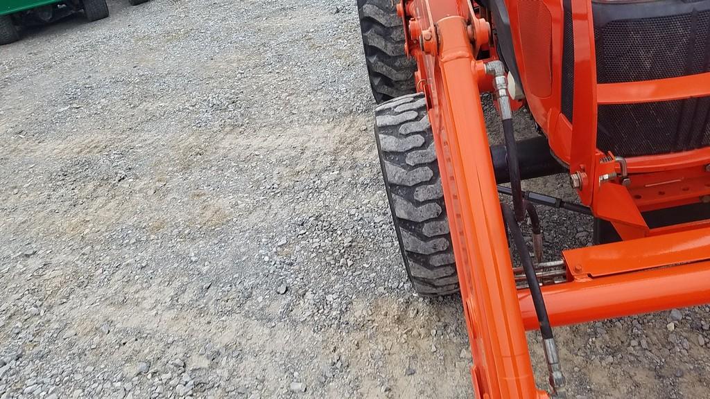 Kubota L3301 Compact Loader Tractor 'Ride & Drive'