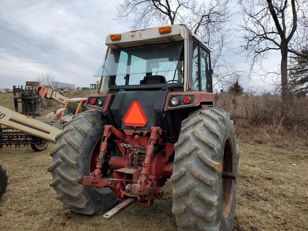 International 1486 Cab Tractor