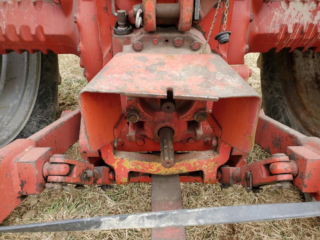 International 1486 Cab Tractor