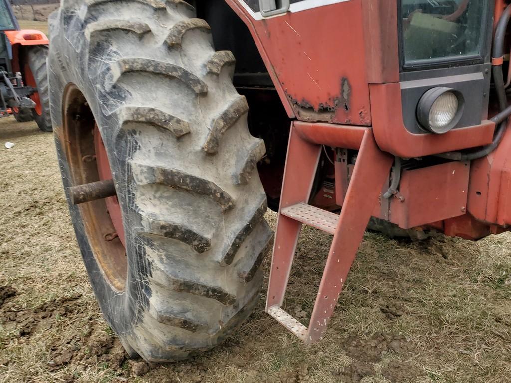 International 1486 Cab Tractor