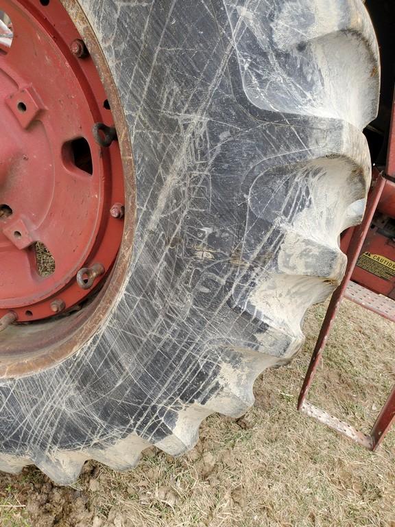 International 1486 Cab Tractor