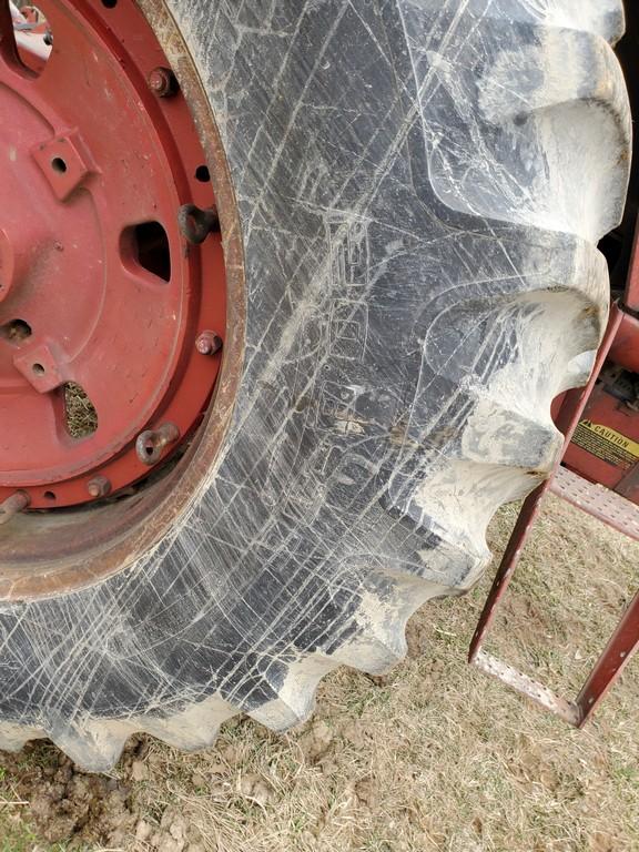 International 1486 Cab Tractor