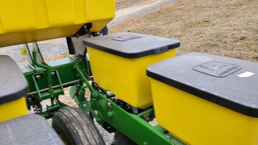 John Deere 7100 Planter