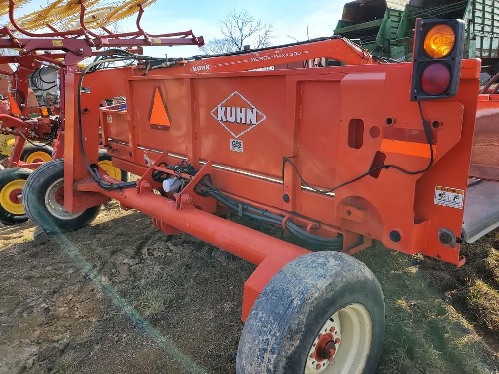 Kuhn Merge Maxx 300 Merger 'Controls in the Office'