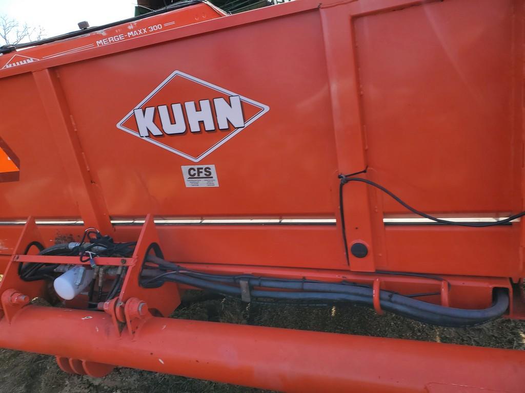 Kuhn Merge Maxx 300 Merger 'Controls in the Office'