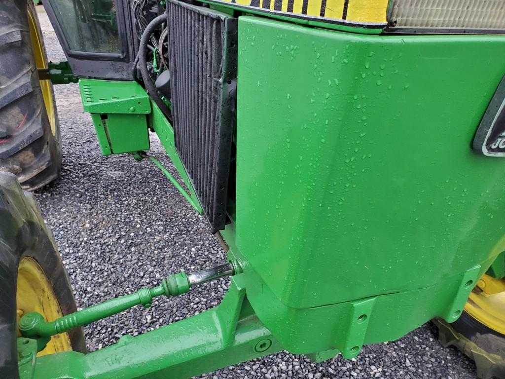 John Deere 2750 Cab Tractor
