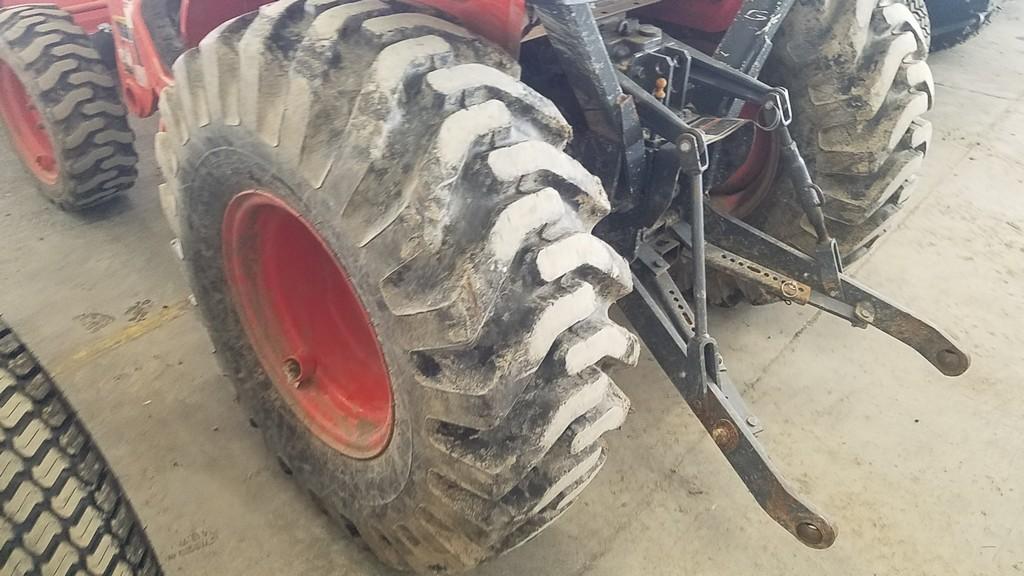 Kubota B2650 Compact Loader Tractor