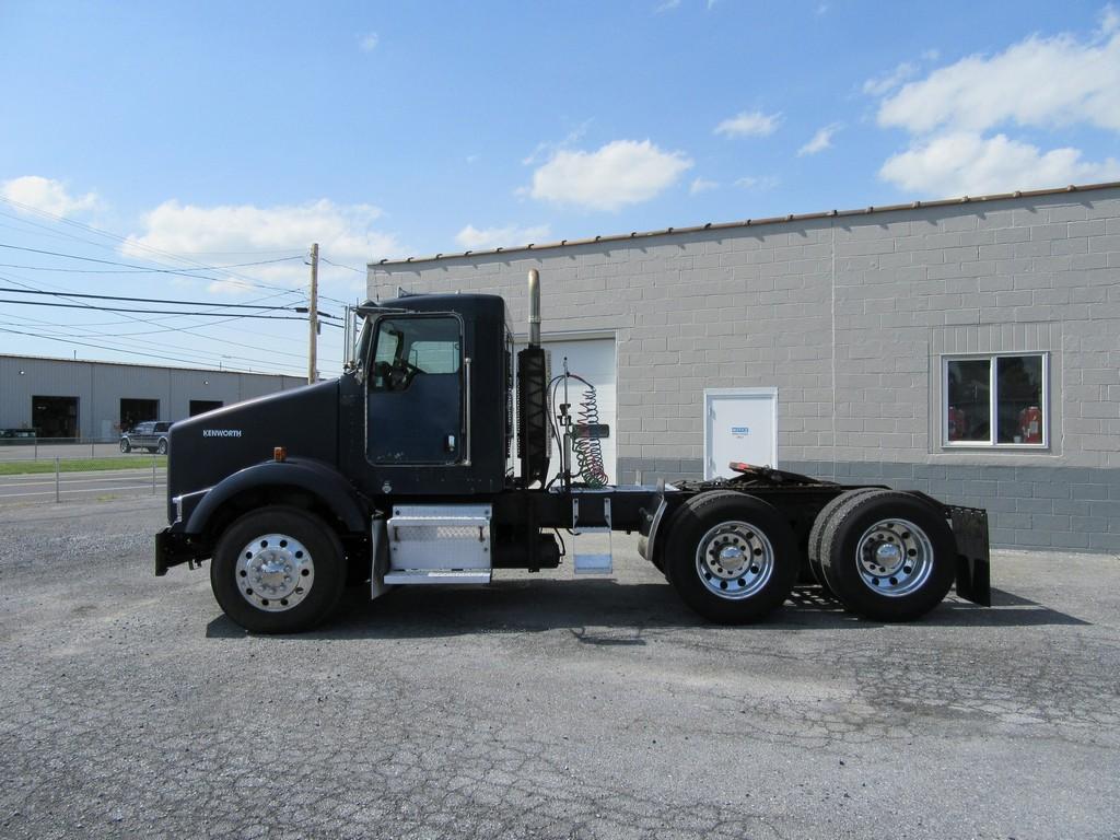 2005 Kenworth T800 Daycab Tractor