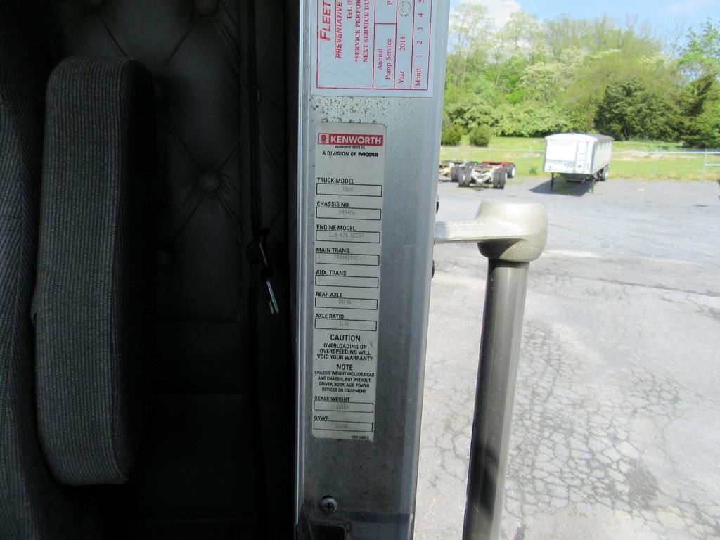 2005 Kenworth T800 Daycab Tractor