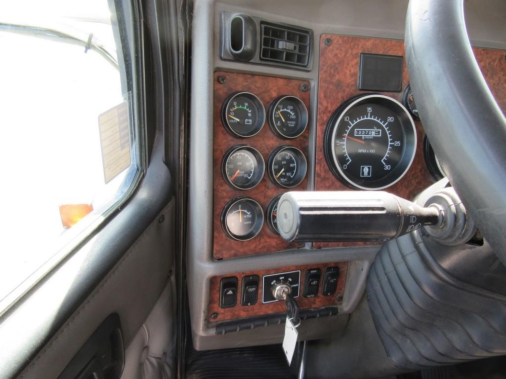 2005 Kenworth T800 Daycab Tractor