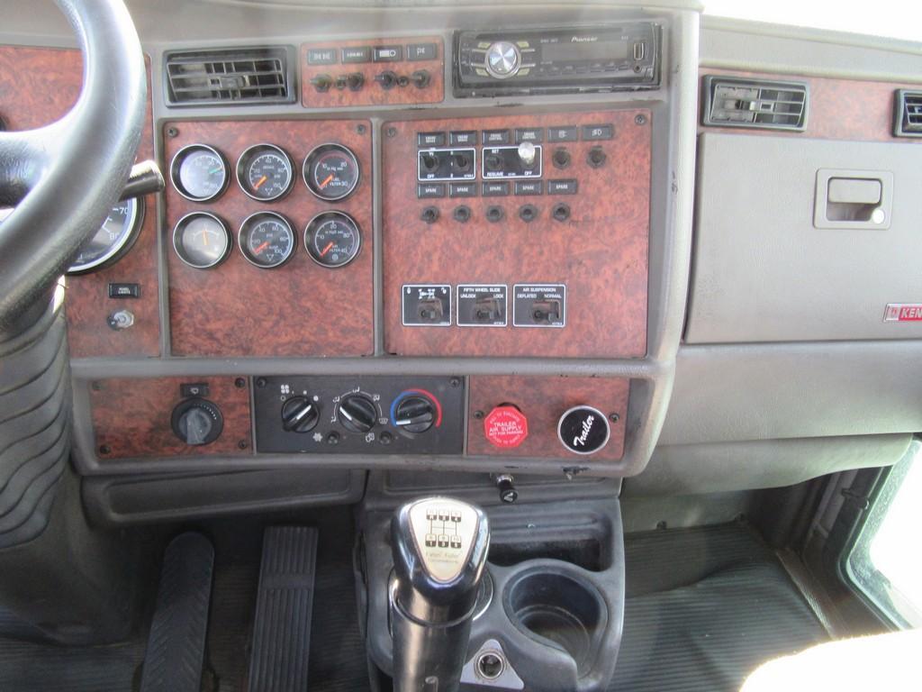 2005 Kenworth T800 Daycab Tractor