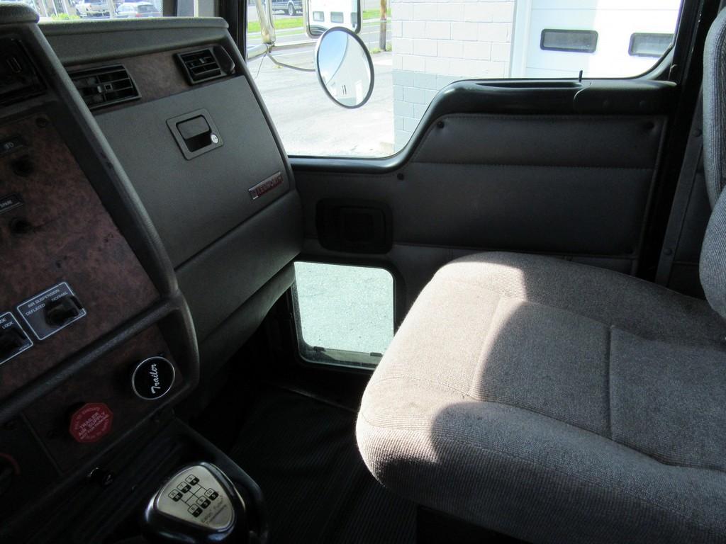 2005 Kenworth T800 Daycab Tractor