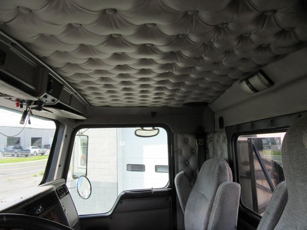 2005 Kenworth T800 Daycab Tractor