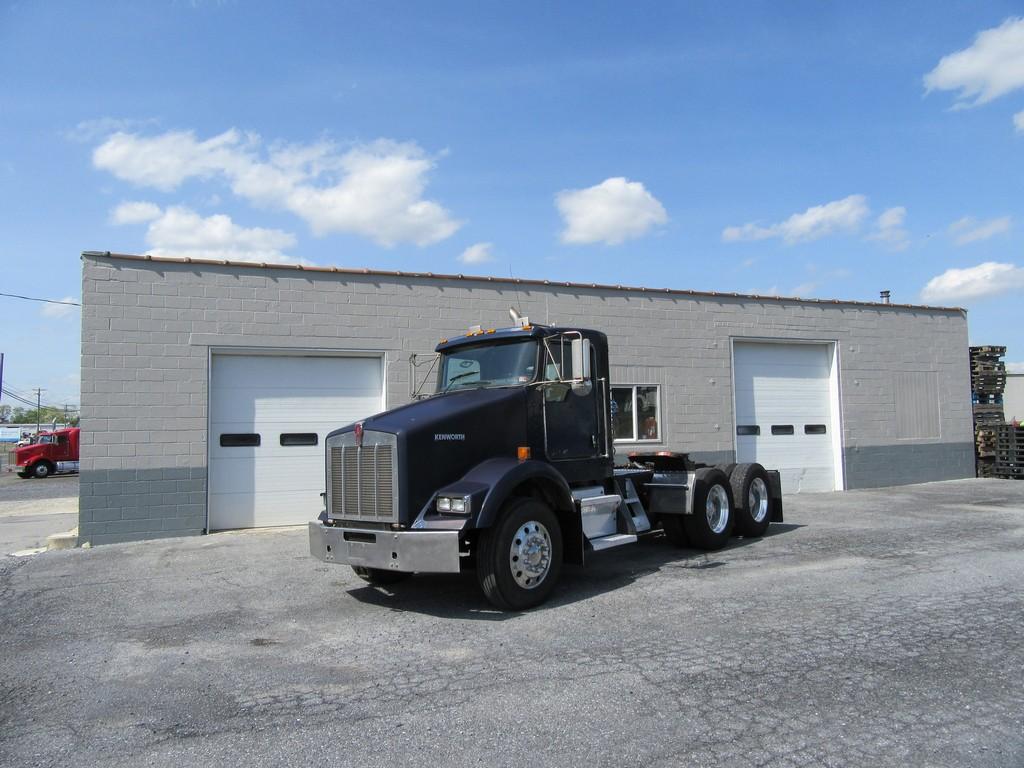 2005 Kenworth T800 Daycab Tractor