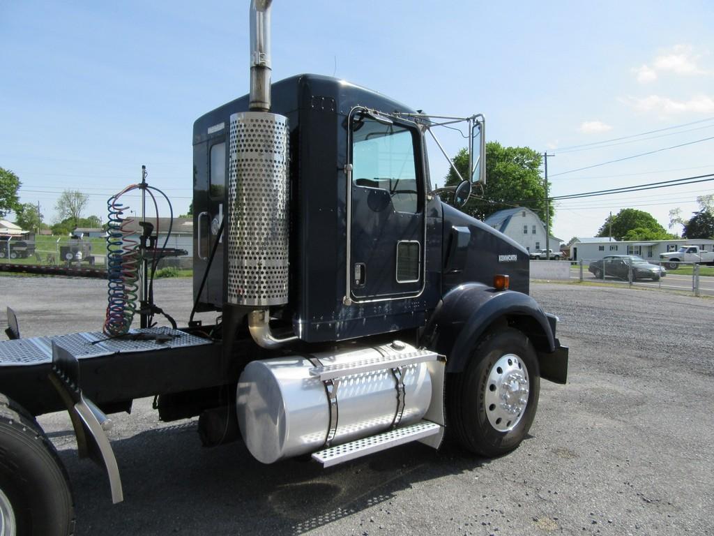 2005 Kenworth T800 Daycab Tractor