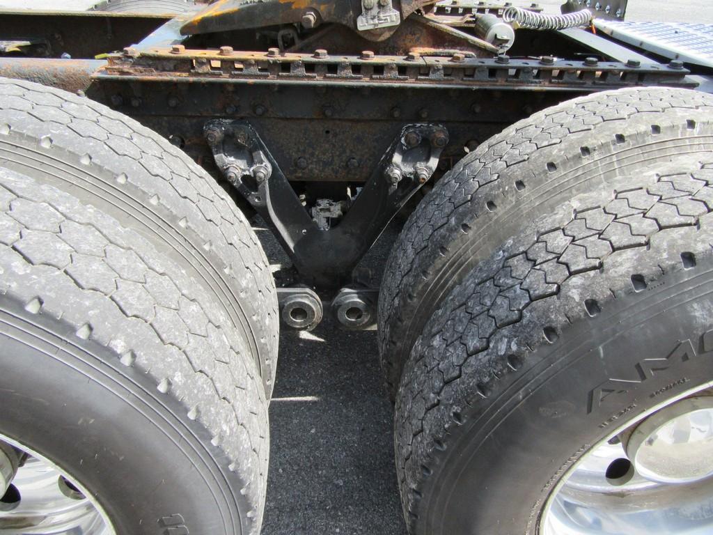 2005 Kenworth T800 Daycab Tractor