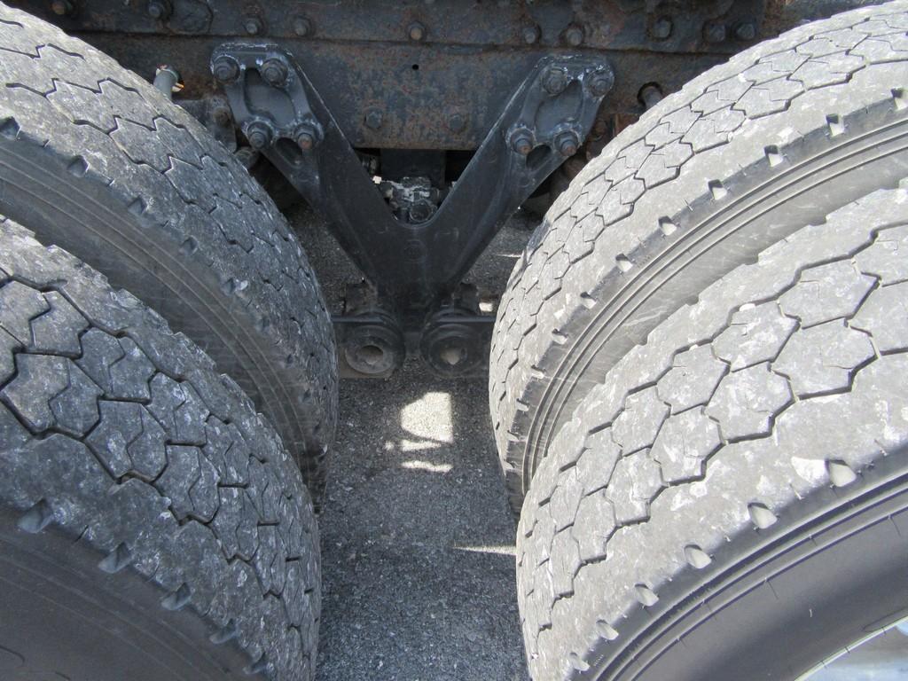 2005 Kenworth T800 Daycab Tractor