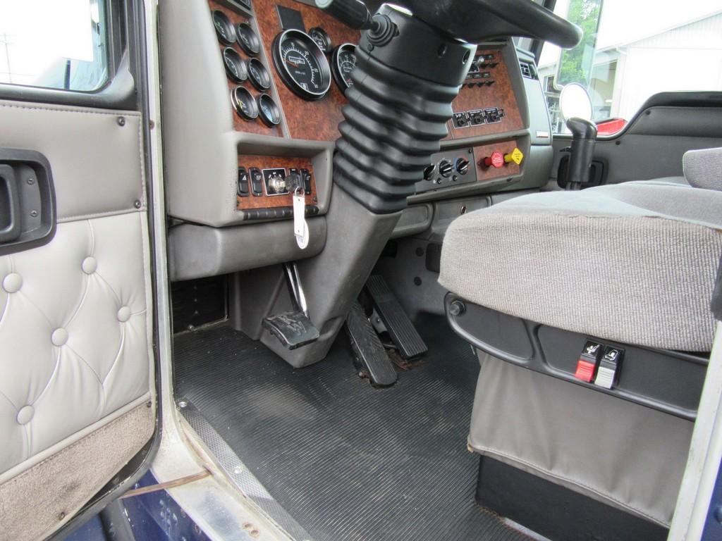 2005 Kenworth T800 Daycab Tractor
