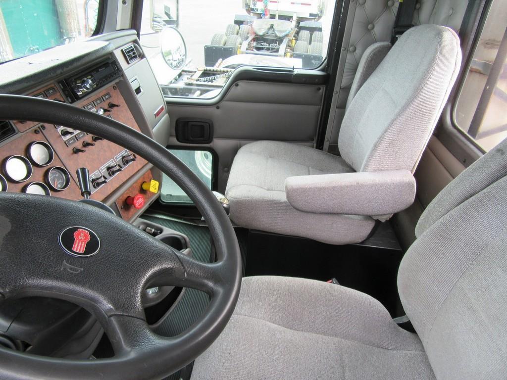 2005 Kenworth T800 Daycab Tractor
