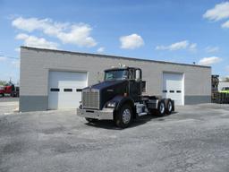 2005 Kenworth T800 Daycab Tractor