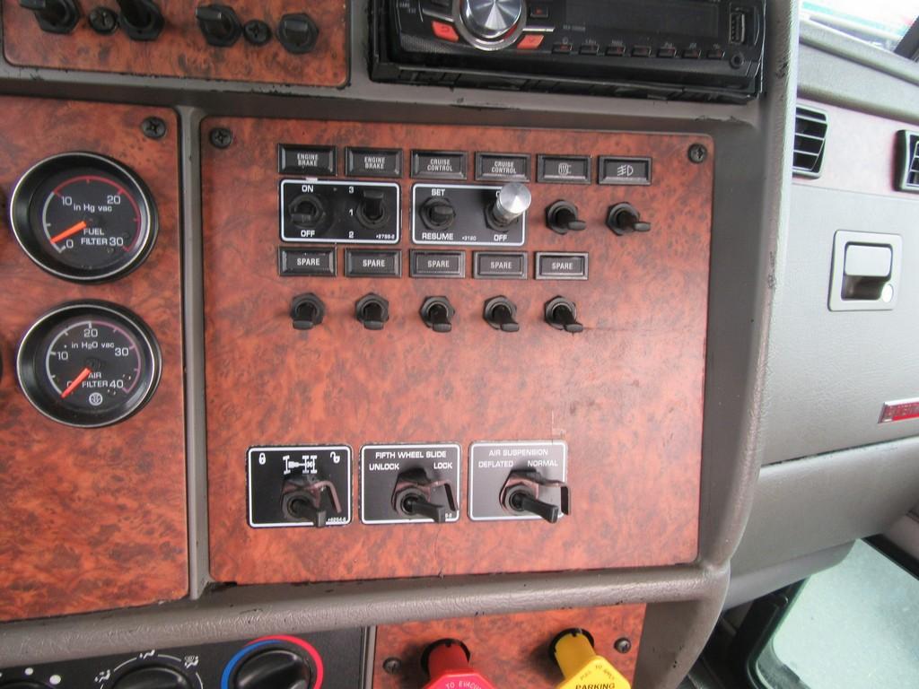 2005 Kenworth T800 Daycab Tractor