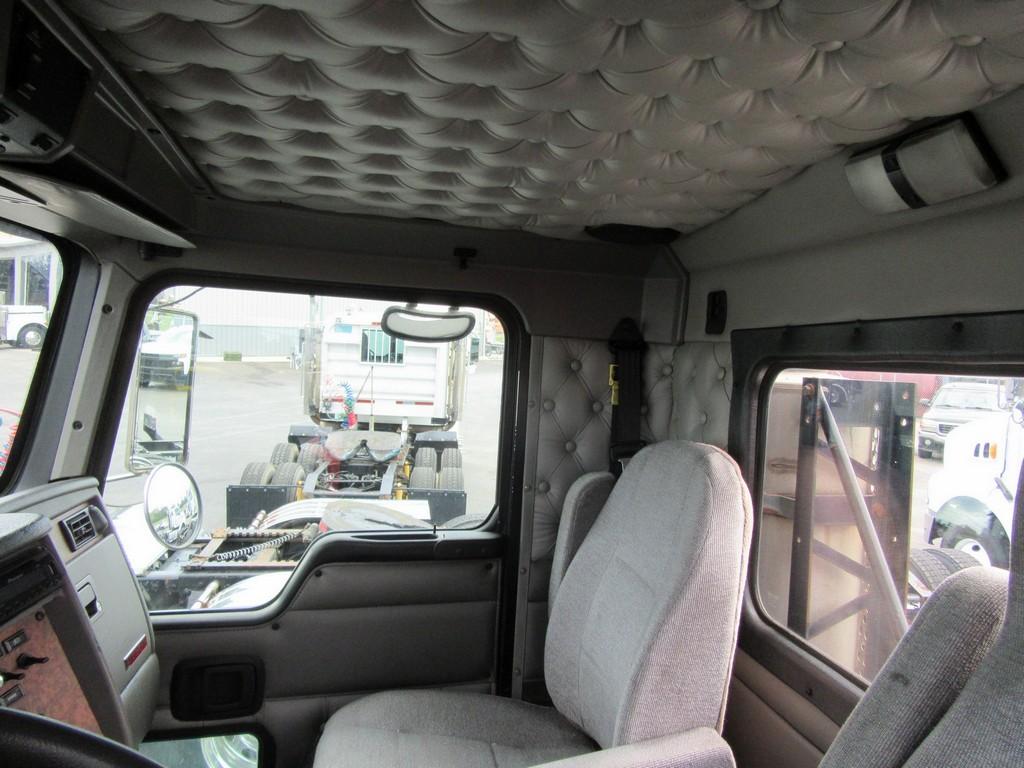 2005 Kenworth T800 Daycab Tractor