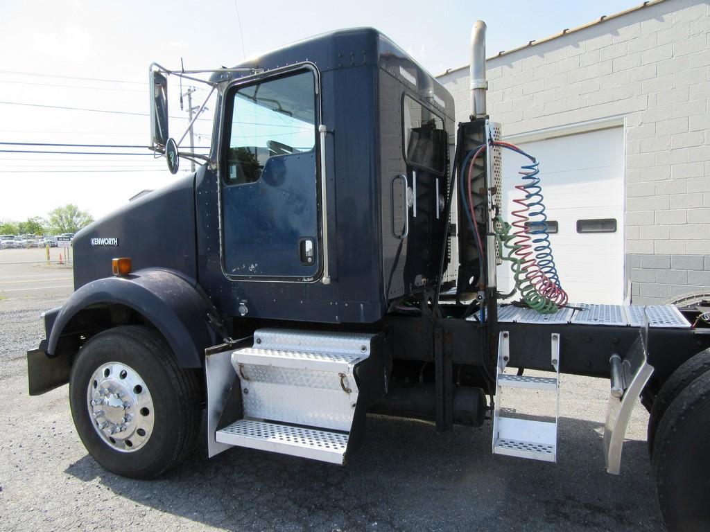 2005 Kenworth T800 Daycab Tractor