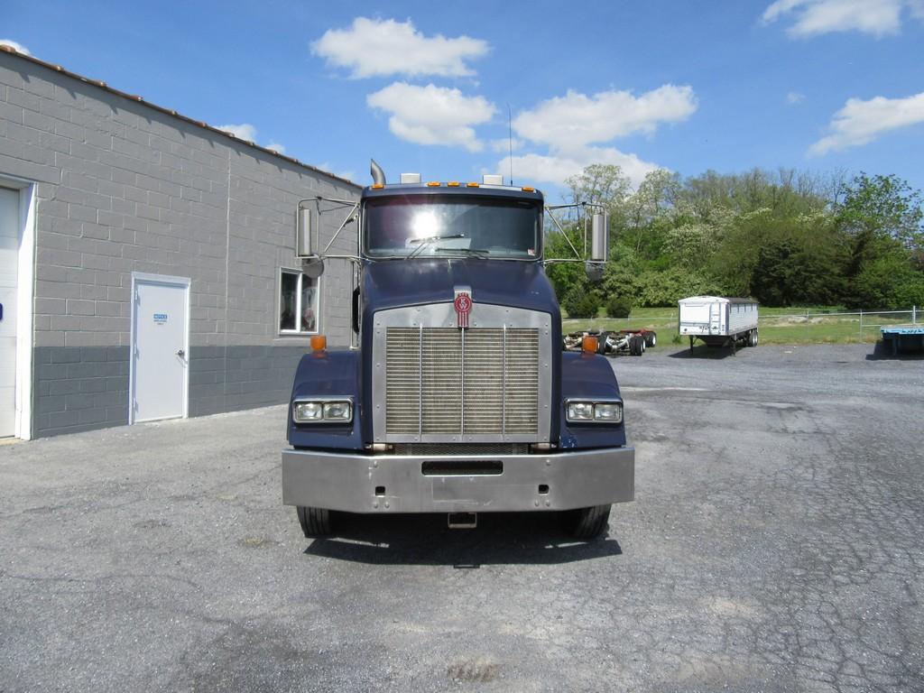 2005 Kenworth T800 Daycab Tractor