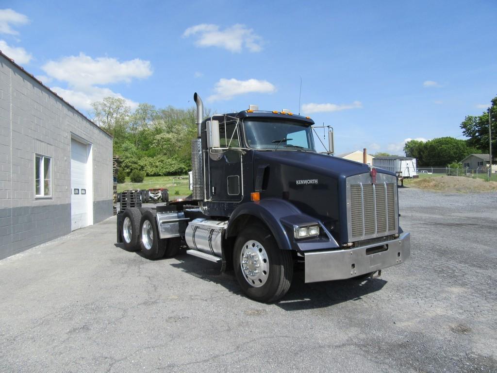 2005 Kenworth T800 Daycab Tractor