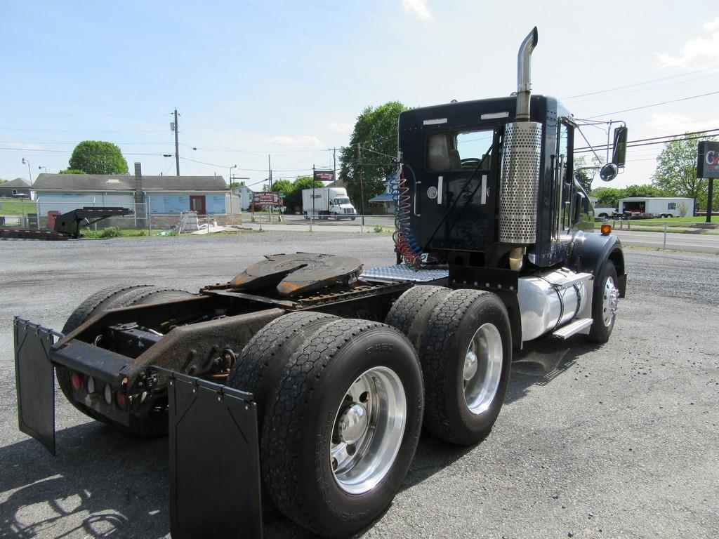 2005 Kenworth T800 Daycab Tractor
