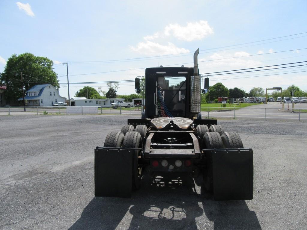 2005 Kenworth T800 Daycab Tractor