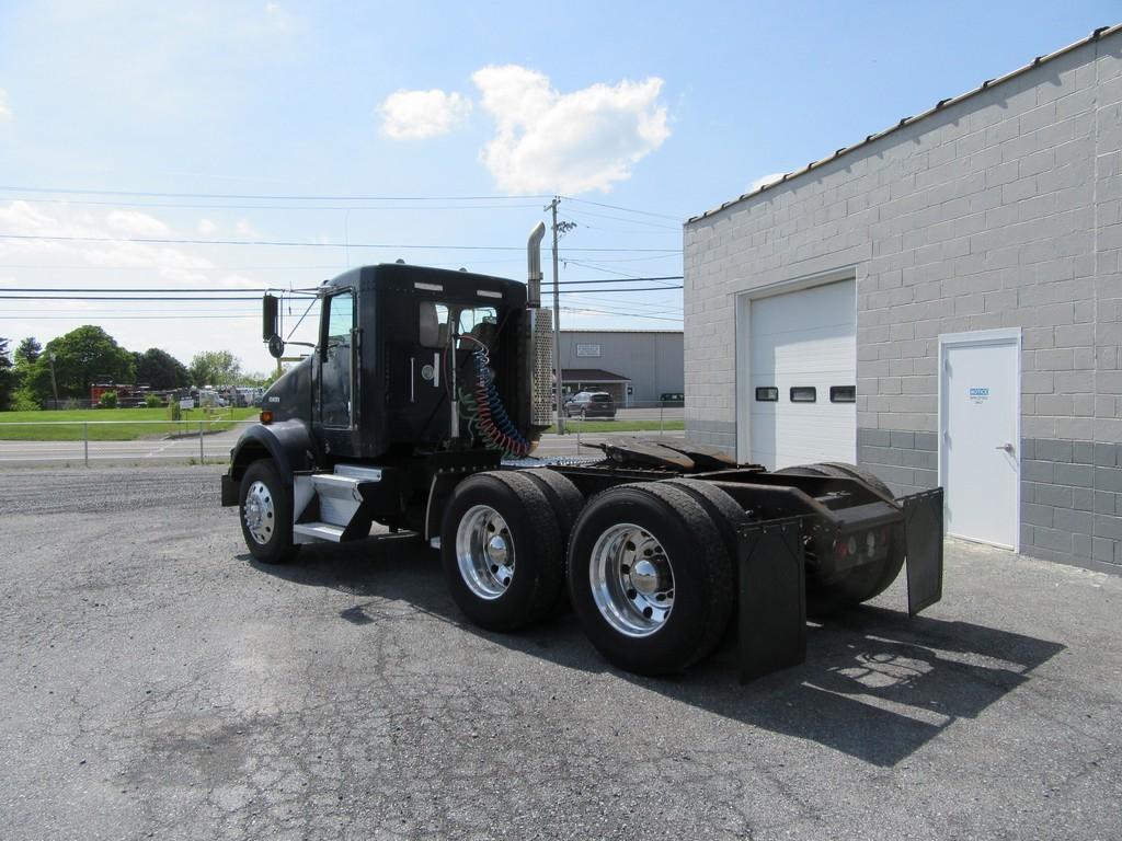 2005 Kenworth T800 Daycab Tractor