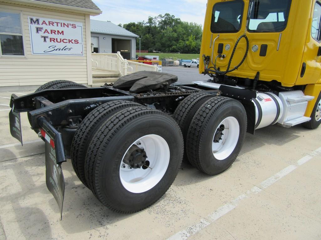 2014 Freightliner Cascadia Daycab Tractor