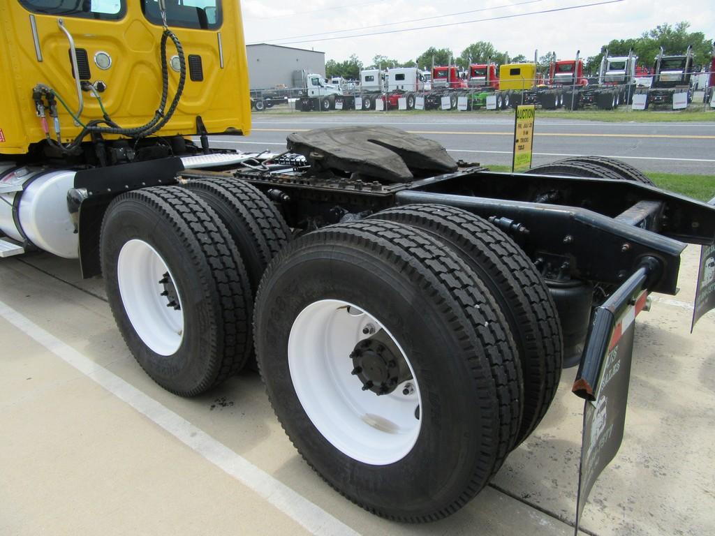 2014 Freightliner Cascadia Daycab Tractor