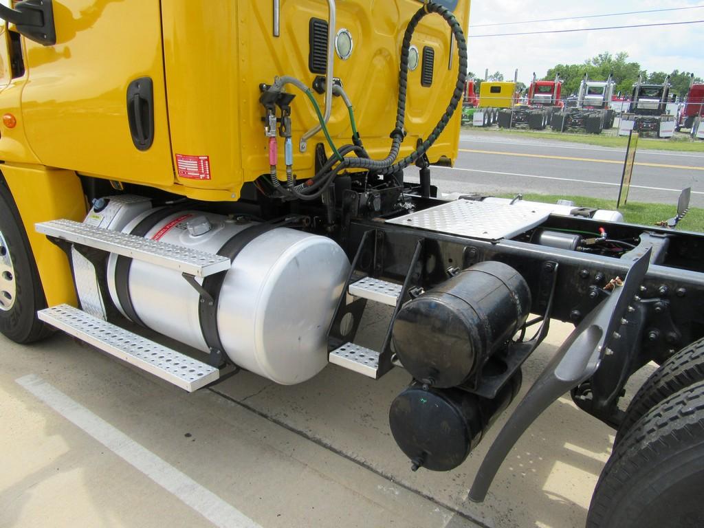 2014 Freightliner Cascadia Daycab Tractor